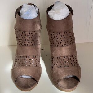Open toed shoes with ankle Velcro strap size 9